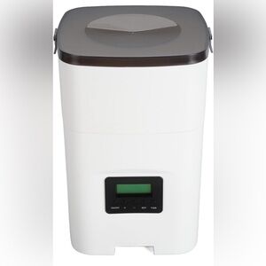 Automatic Pet Feeder,  3 lb capacity dry food Cat/Dog Feeder NWT and NIB 🐱 🐶